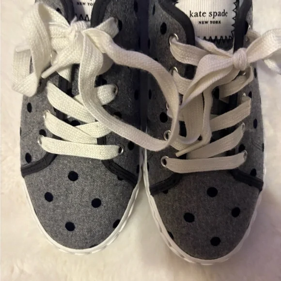 Kids Gray Polka Dot Sneaker sze 8 - Picture 4 of 8